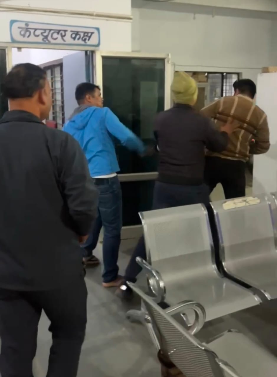 पिछोर थाने में टीआई ने युवक को जूता मारा, वायरल हो गया वीडियो, एएसपी बोले: करवा रहे जांच