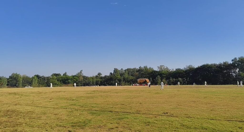 शिवपुरी में क्रिकेट स्टेडियम के बावजूद प्रैक्टिस ग्राउंड में कराया क्रिकेट मैच, पांच बॉल खोई