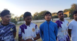 करोड़ों की लागत से बना स्टेडियम, फिर भी फुटबॉल खिलाड़ियों के लिए नहीं मिल रही जगह