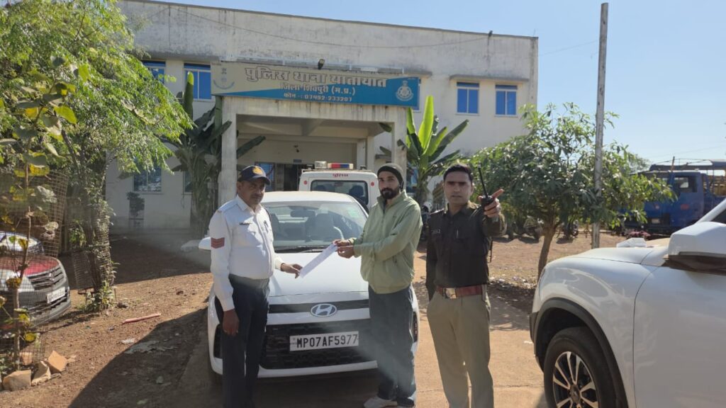 कार को स्टार्ट छोड़कर ग्राउंड में पैदल क्यों घूमा?, ट्रैफिक पुलिस ने काटा 6 हजार का चालान