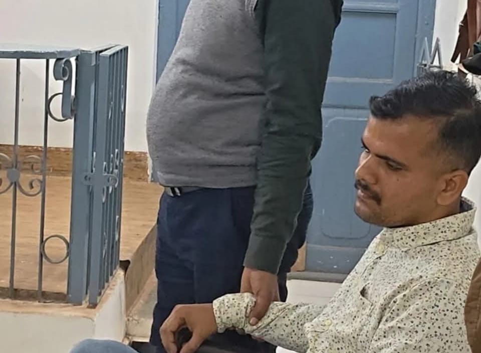 कलेक्ट्रेट में लोकायुक्त की टीम ने एडीएम आफिस से स्टेनो को रिश्वत लेते दबोचा