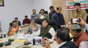 महत्वपूर्ण मुद्दों पर चुप्पी साधकर दो वर्षीय उपलब्धियों गिना गए प्रभारी मंत्री