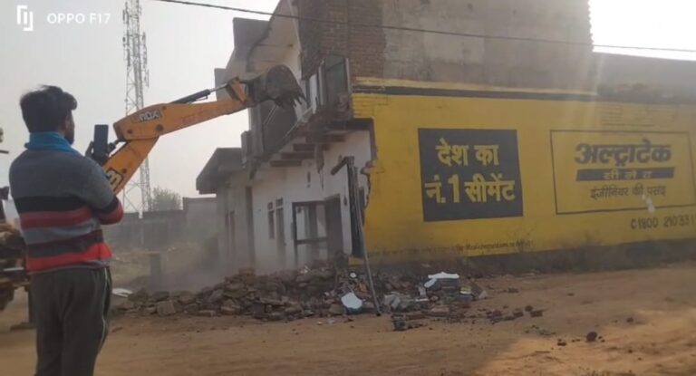 करेरा मंडी के पास नया बस स्टेंड बनाने के लिए तोड़े गए अतिक्रमण, 19 परिवार हुए बेघर