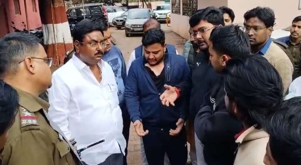 कागज के टुकड़े पर शिवपुरी में आया मेडिकल कॉलेज बना अखाड़ा, पेशेवर डॉक्टरों की शह पर मेडिकल स्टूडेंट्स ने बनाया इलाके में खौफ