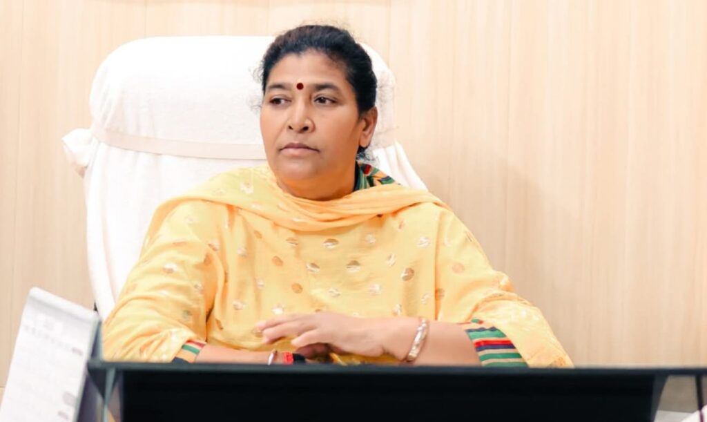 गायत्री ने गजब की किस्मत पाई, इतनी आंधियों में भी उनकी कुर्सी नहीं डगमगाई