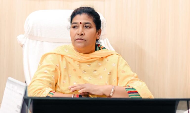 गायत्री ने गजब की किस्मत पाई, इतनी आंधियों में भी उनकी कुर्सी नहीं डगमगाई