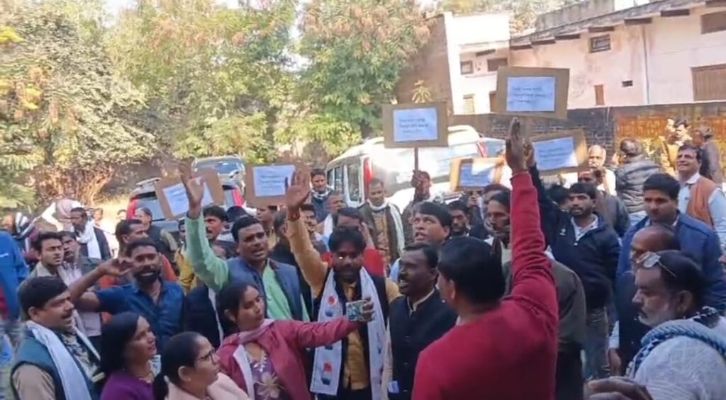 मोहित हटाओ-कांग्रेस बचाओ के नारे दतिया में करेरा विधानसभा के कांग्रेसियों ने लगाए
