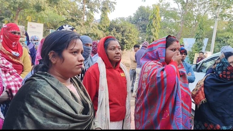 प्रधानमंत्री आवास में रहने वाले परिवारों की महिलाएं बोलीं: हमें मौत के मुंह में बसा दिया, अब बिजली और पानी काटकर खतरे में कर दी जिंदगी