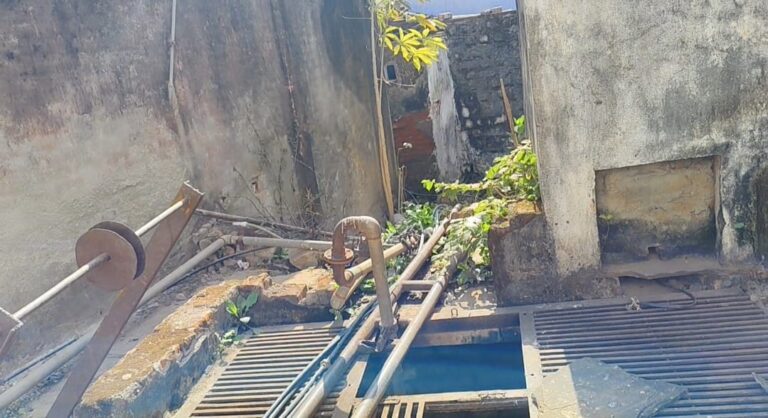 कहीं शिवपुरी में भी न बन जाएं इंदौर जैसे हालात, सिद्धेश्वर के सामने सीवर चेंबर के पास से हो रही पानी की सप्लाई