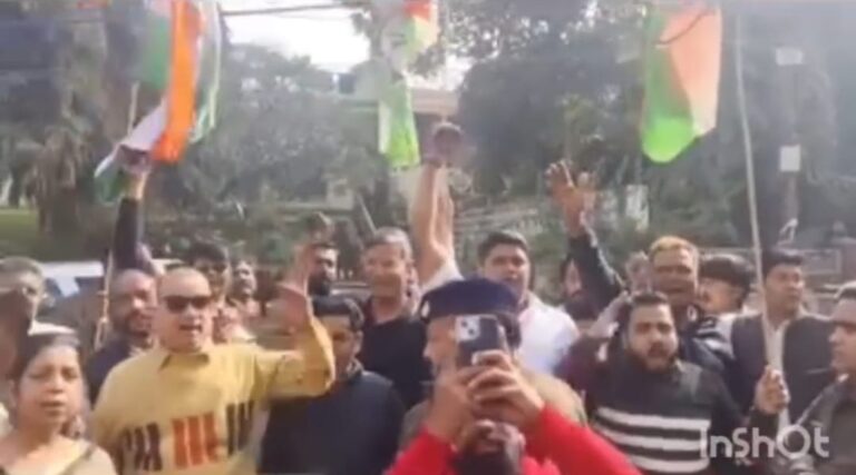 घंटा मंत्री मुर्दाबाद के नारों के साथ भाजपा नेताओं के घर के सामने बजाए कांग्रेस ने घंटे