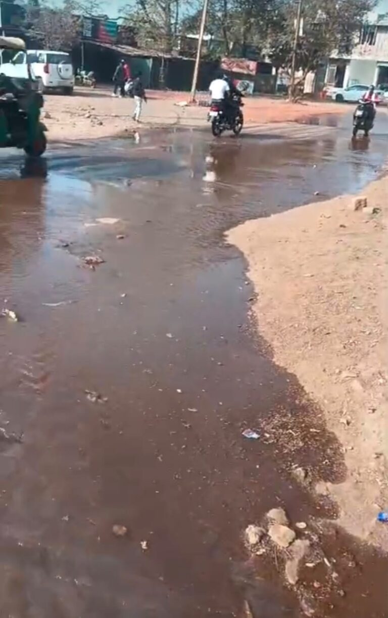 15वें दिन आई सिंध की सप्लाई, घरों में पानी पहुंचने की बजाए सड़कों पर बहकर बर्बाद होता रहा