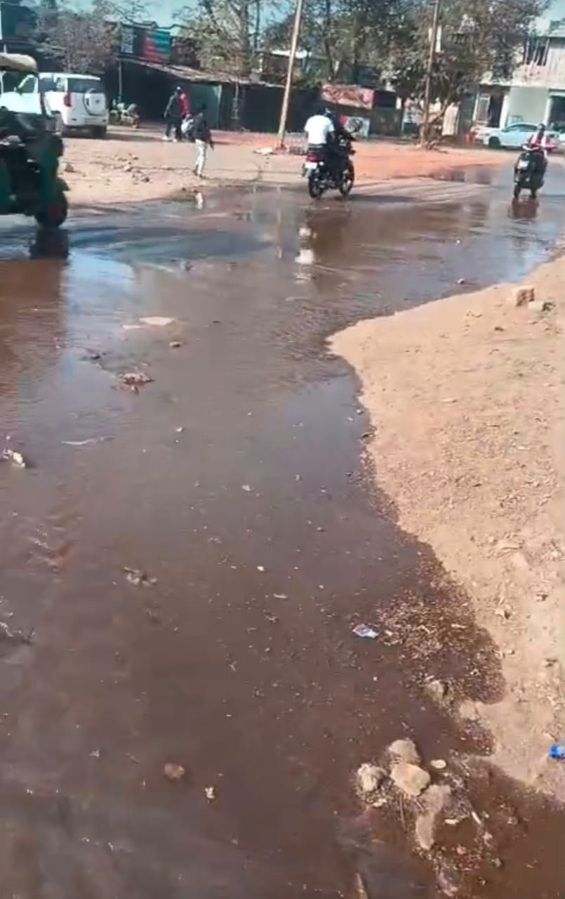 15वें दिन आई सिंध की सप्लाई, घरों में पानी पहुंचने की बजाए सड़कों पर बहकर बर्बाद होता रहा