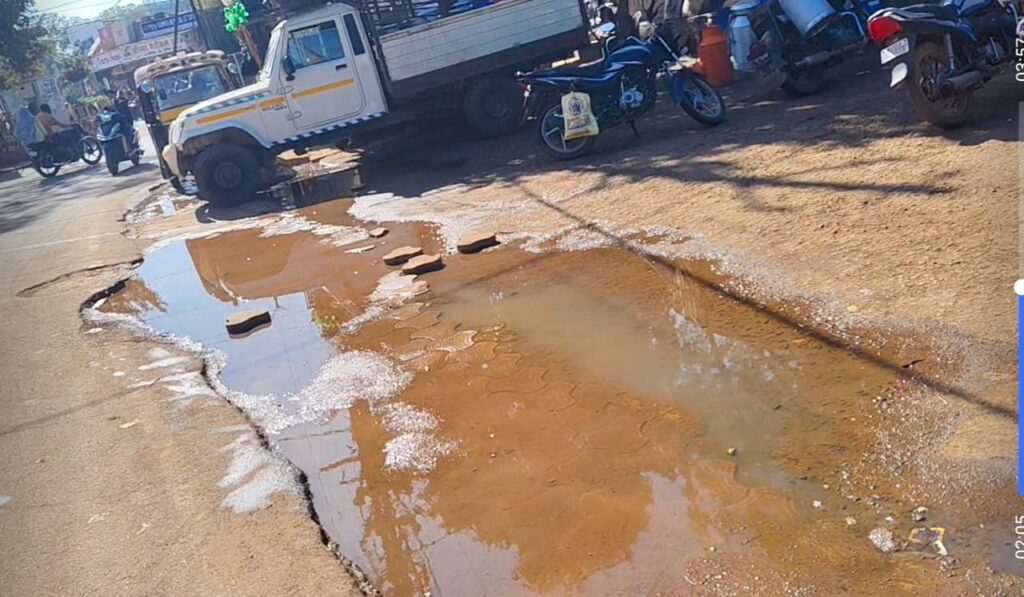 शिवपुरी शहर के मुख्य बाजार में बह रही सीवर की गंदगी, लोगों की जान से खिलवाड़