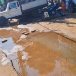 शिवपुरी शहर के मुख्य बाजार में बह रही सीवर की गंदगी, लोगों की जान से खिलवाड़