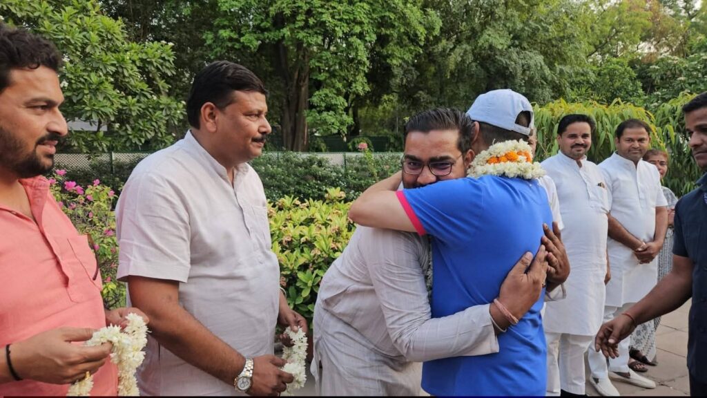 भाजपा में पार्टी अनुशासन के बीच इशारों में बता रहे दर्द, कांग्रेस में तो कपड़े उतार कर प्रदर्शन