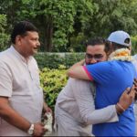 भाजपा में पार्टी अनुशासन के बीच इशारों में बता रहे दर्द, कांग्रेस में तो कपड़े उतार कर प्रदर्शन