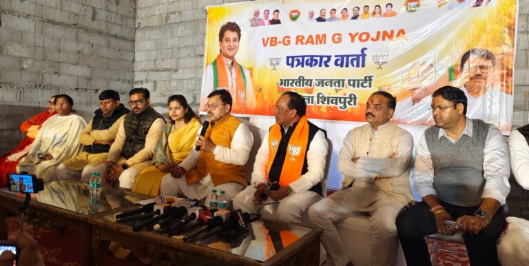 рд╕рд╡рд╛рд▓реЛрдВ рдкрд░ рдирд┐рд░реБрддреНрддрд░ рд╣реБрдП рдкреНрд░рднрд╛рд░реА рдордВрддреНрд░реА, рдордирд░реЗрдЧрд╛ рдХрд╛ рдирд╛рдо рдмрджрд▓рдиреЗ рдХрд╛ рдХрд╛рд░рдг рднреА рдирд╣реАрдВ рдмрддрд╛ рд╕рдХреЗ