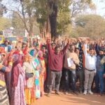 सीएमओ की तानाशाही व गुंडागर्दी नहीं चलेगी, यह नारे सफाईकर्मियों सहित अन्य कर्मचारियों ने कलेक्ट्रेट पर लगाए