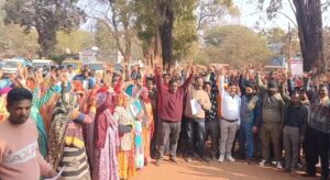 सीएमओ की तानाशाही व गुंडागर्दी नहीं चलेगी, यह नारे सफाईकर्मियों सहित अन्य कर्मचारियों ने कलेक्ट्रेट पर लगाए