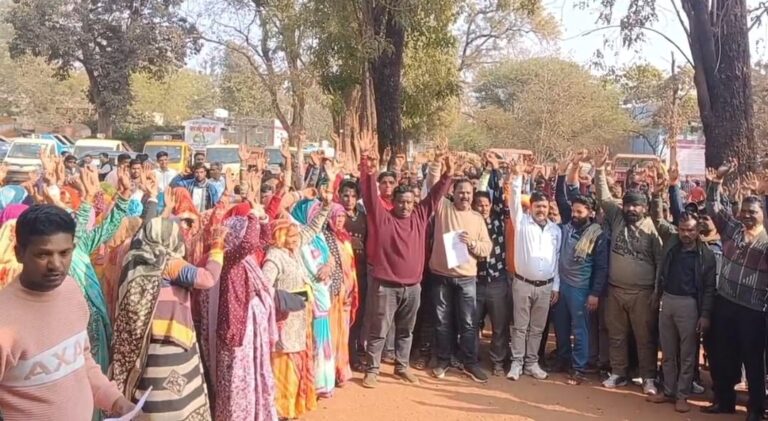 рд╕реАрдПрдордУ рдХреА рддрд╛рдирд╛рд╢рд╛рд╣реА рд╡ рдЧреБрдВрдбрд╛рдЧрд░реНрджреА рдирд╣реАрдВ рдЪрд▓реЗрдЧреА, рдпрд╣ рдирд╛рд░реЗ рд╕рдлрд╛рдИрдХрд░реНрдорд┐рдпреЛрдВ рд╕рд╣рд┐рдд рдЕрдиреНрдп рдХрд░реНрдордЪрд╛рд░рд┐рдпреЛрдВ рдиреЗ рдХрд▓реЗрдХреНрдЯреНрд░реЗрдЯ рдкрд░ рд▓рдЧрд╛рдП