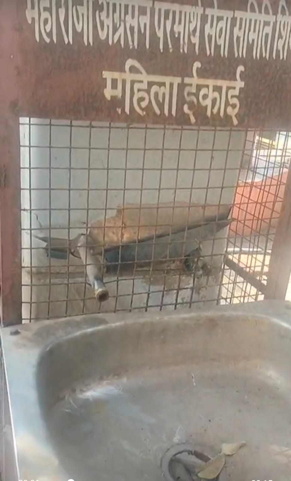 जिंदा आदमी लगा था नारे, जो दुनिया छोड़ गए, उनकी अस्थियां धोने को पानी तक नहीं