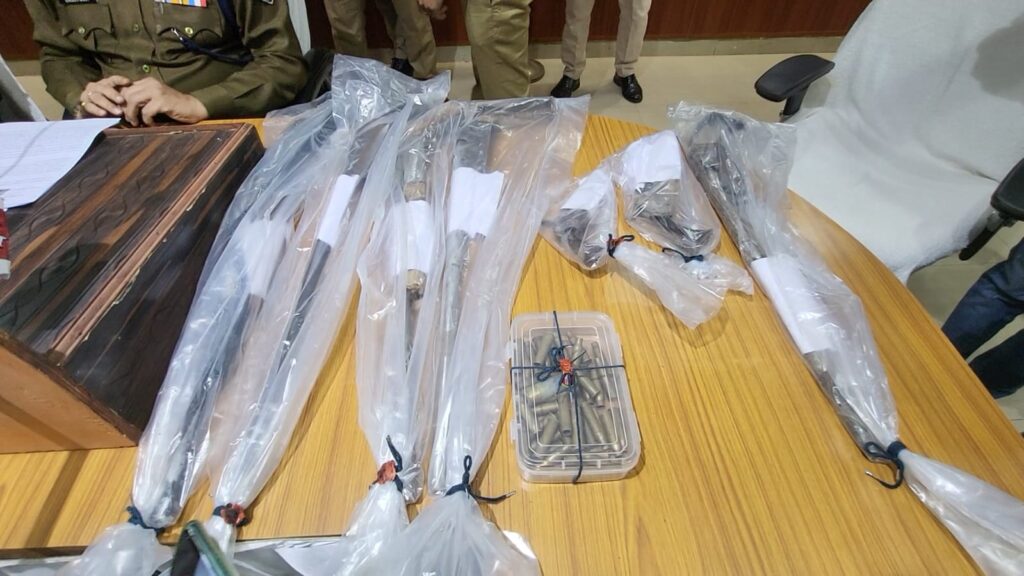 करेरा के पपरेडू में बन रहे थे कट्टे व अधिया, पुलिस ने दबोचा महू झांसी का कारीगर