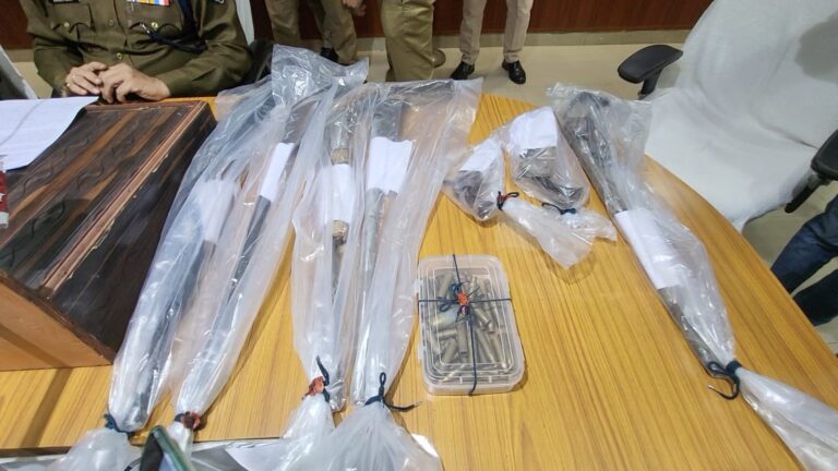 करेरा के पपरेडू में बन रहे थे कट्टे व अधिया, पुलिस ने दबोचा महू झांसी का कारीगर