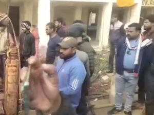 प्रधानमंत्री के नाम से आवास, उसमें रहने वाले लोग बिजली-पानी के लिए परेशान, ठेकेदार मांग रहा अपना 4 करोड़ का भुगतान