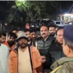 शराब पीकर मुर्गा चढ़ाने जा रहे लोगों ने सिपाही का सिर फोड़ा, भाजपा जिलाध्यक्ष ने दिखाया मंत्री की तरह रुतबा