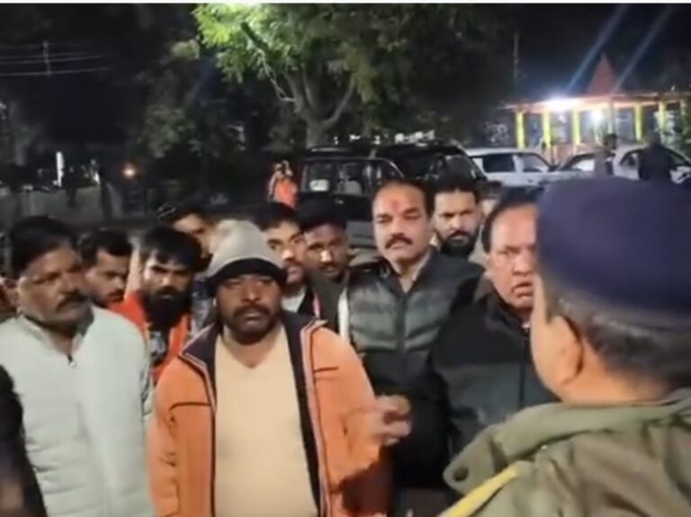 शराब पीकर मुर्गा चढ़ाने जा रहे लोगों ने सिपाही का सिर फोड़ा, भाजपा जिलाध्यक्ष ने दिखाया मंत्री की तरह रुतबा