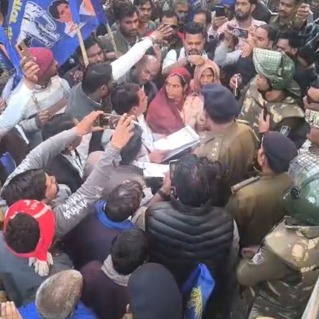 भीड़ की आशंका के बीच पुलिस ने की हर परिस्थिति से निपटने की तैयारी, दो दर्जन लोगों ने सौंपा ज्ञापन