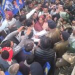 भीड़ की आशंका के बीच पुलिस ने की हर परिस्थिति से निपटने की तैयारी, दो दर्जन लोगों ने सौंपा ज्ञापन