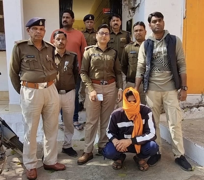 ट्रेन व प्लेटफार्म के बीच गिरी महिला को सुरक्षित निकाला, चलती ट्रेन में चढ़ने के दौरान फिसला पैर