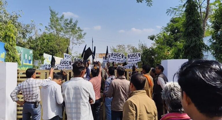 कलेक्ट्रेट पर लगे नारे: मोहन यादव जाएगा, जाकर भैंस चराएगा, मोदी तेरी तानाशाही नहीं। चलेगी-नहीं चलेगी