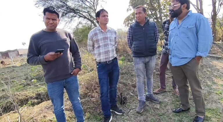 जब तक ढूंढ रहे थे जमीन का ग्राहक, तब तक किसी दूसरे ने अपनी जमीन बताकर करा दी रजिस्ट्री