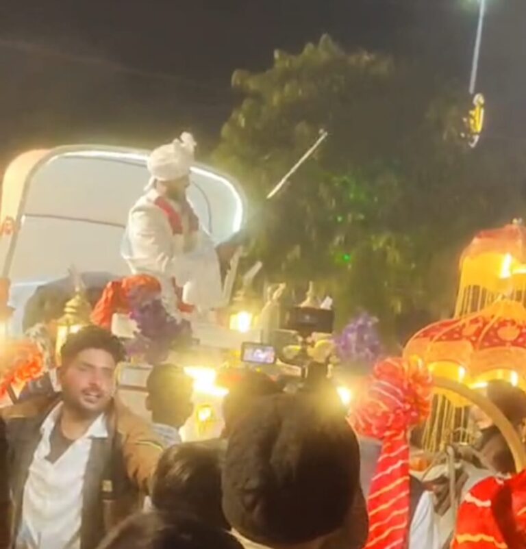 आजकल शादी से डर रहे लड़के, शायद इसलिए बरात में फायरिंग करके दिखा रहे अपनी हिम्मत