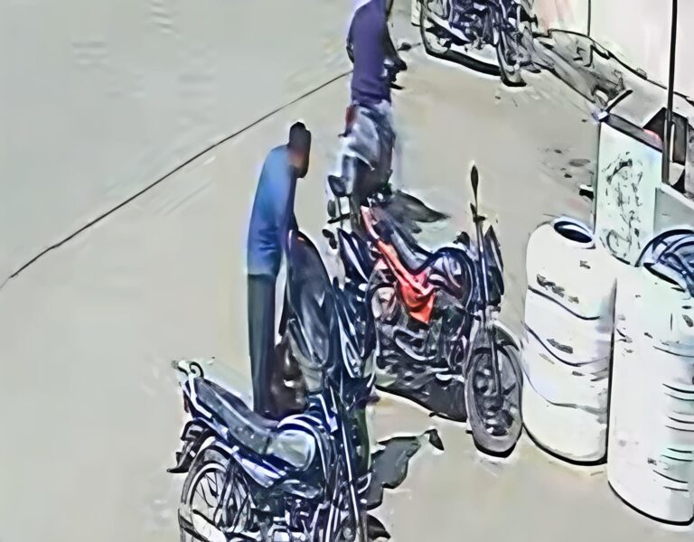 करेरा में खुलेआम घूम रहे चोर, दिनदहाड़े स्कूटी की डिग्गी से निकाले 1 लाख रुपए व पासबुक