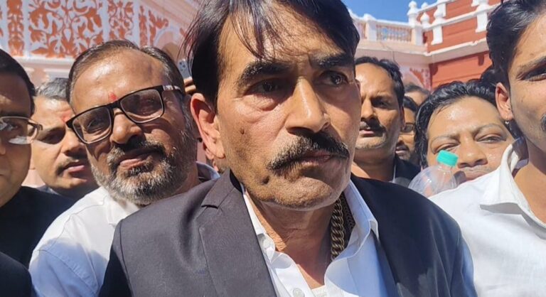 करेरा टीआई विनोद छावाई मुर्दाबाद के नारे वकीलों ने कलेक्ट्रेट में लगाए, ट्रांसफर करके जांच कराने की मांग का सौंपा ज्ञापन