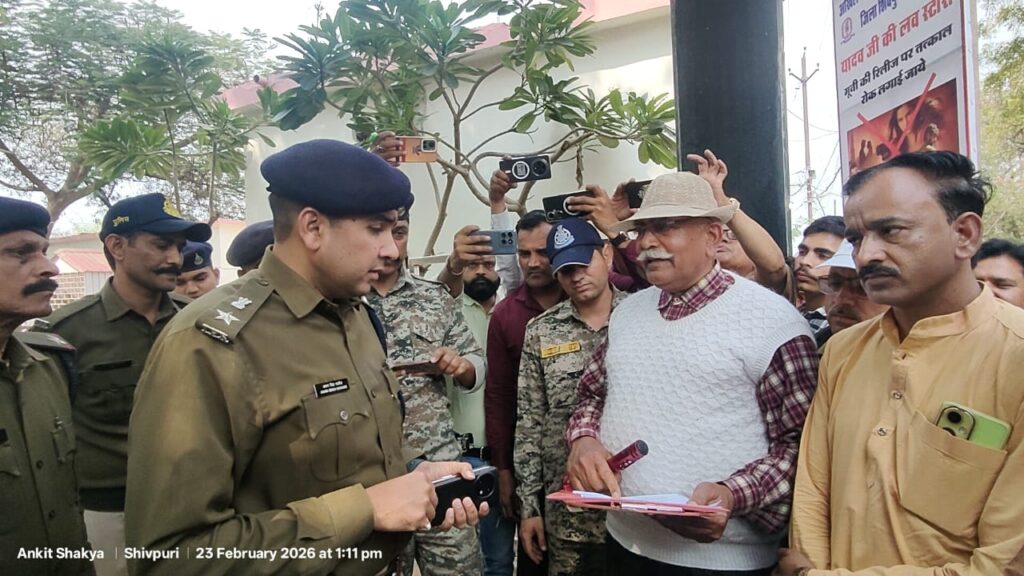 फिल्मों में भी सामाजिक खींचतान, यादव जी की लव स्टोरी फिल्म के खिलाफ यादव समाज ने सौंपा ज्ञापन