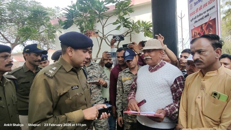 फिल्मों में भी सामाजिक खींचतान, यादव जी की लव स्टोरी फिल्म के खिलाफ यादव समाज ने सौंपा ज्ञापन