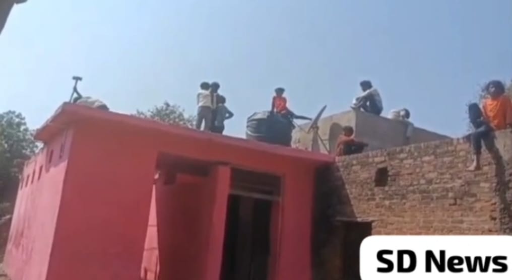 सार्वजनिक शौचालय तोड़ने की सूचना पर पहुंचे नपा के मदाखलत अमले को जमकर पीटा