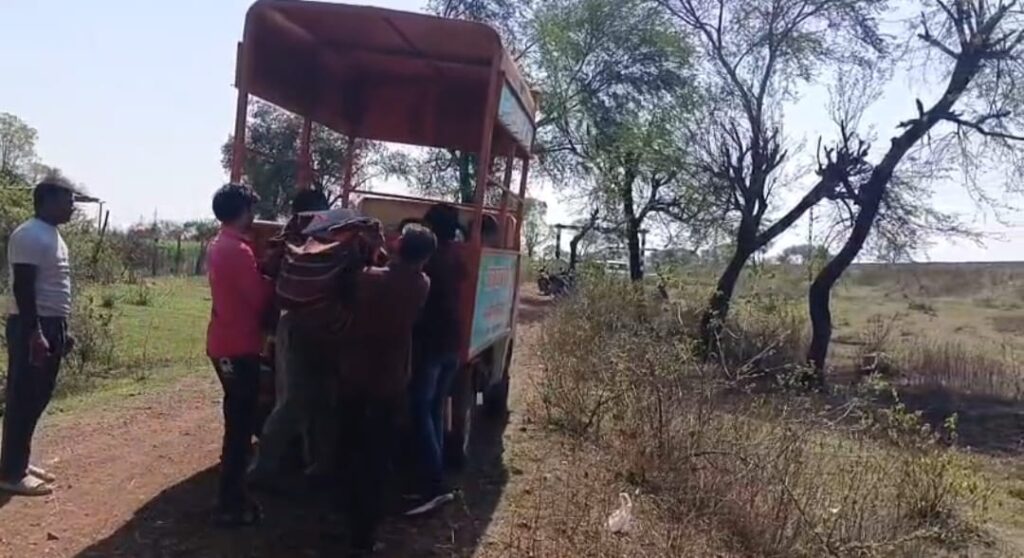 рдЬрд┐рд╕рдХреЗ рдлреЗрд░ рдореЗрдВ рдЧрдпрд╛ рдЬреЗрд▓, рдЙрд╕реА рдХреЗ рд╕рд╛рде рдкреЗреЬ рд╕реЗ рд▓рдЯрдХреА рдорд┐рд▓реА рд▓рд╛рд╢, рдкреБрд▓рд┐рд╕ рдЬреБрдЯреА рдЬрд╛рдВрдЪ рдореЗрдВ: рд╣рддреНрдпрд╛ рдпрд╛ рдЖрддреНрдорд╣рддреНрдпрд╛