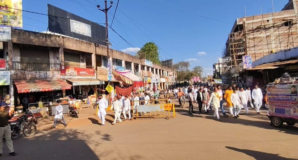 मेगा हेल्थ कैंप लगने से पहले प्रचार-प्रसार के लिए शहर के मुख्य बाजार से निकाली रैली