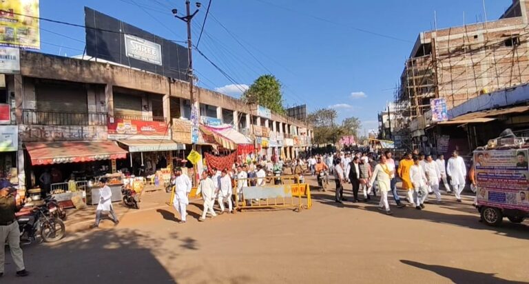 मेगा हेल्थ कैंप लगने से पहले प्रचार-प्रसार के लिए शहर के मुख्य बाजार से निकाली रैली
