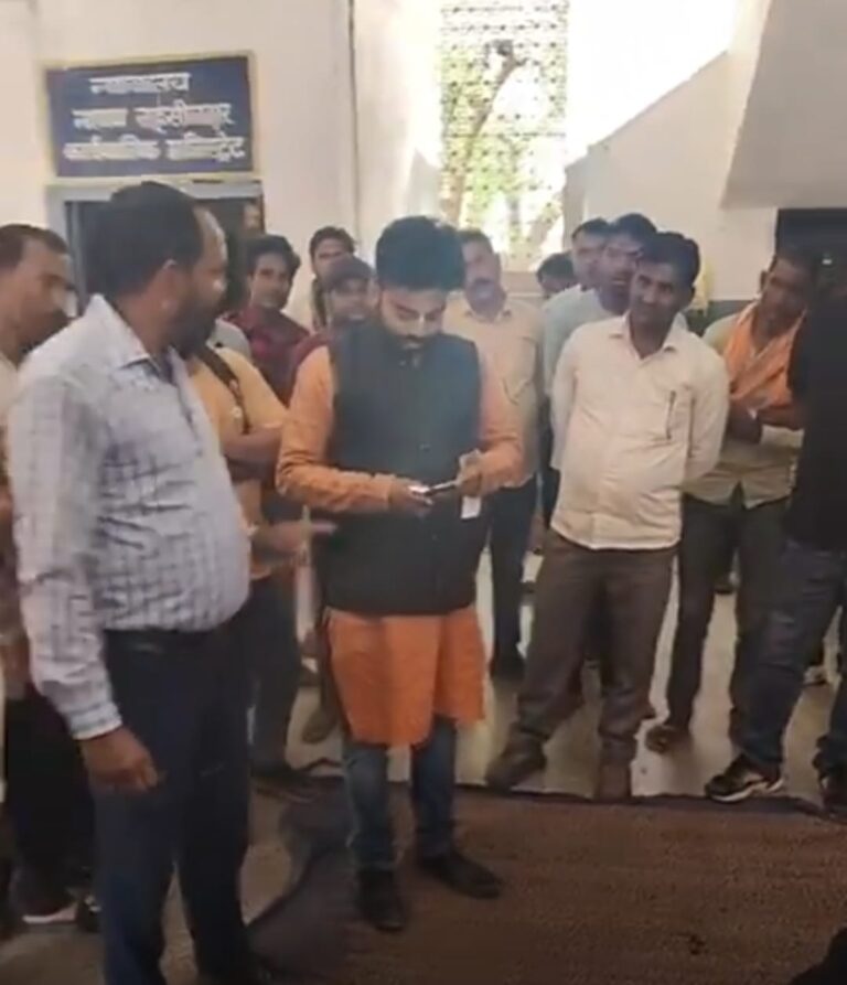 भ्रष्टाचार का गढ़ बनी करेरा तहसील में हालात हुए बेकाबू, राजस्व अमला मनमानी पर उतारू