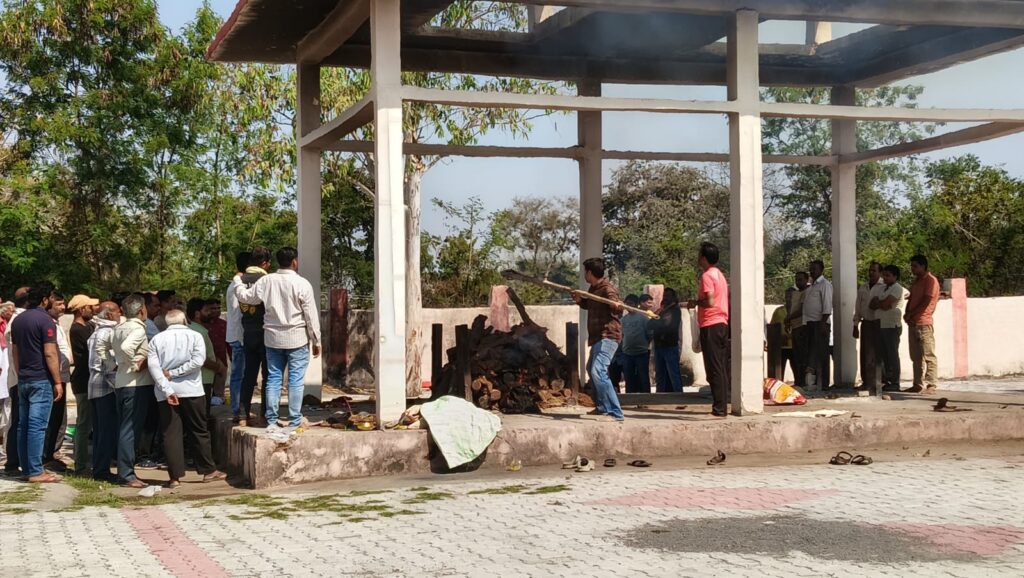 рдХрд┐рд╢реЛрд░реА рдХреЛ рдХрд░реЗрд░рд╛ рдЕрд╕реНрдкрддрд╛рд▓ рдореЗрдВ рдирд╣реАрдВ рдорд┐рд▓рд╛ рдСрдХреНрд╕реАрдЬрди, рд╣реБрдИ рдореМрдд, рдбреНрдпреВрдЯреА рдбреЙ. рдмреЛрд▓реЗ: рдореГрдд рд╣рд╛рд▓рдд рдореЗрдВ рд╣реА рд▓рд╛рдП рдереЗ