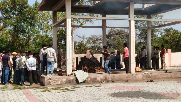 рдХрд┐рд╢реЛрд░реА рдХреЛ рдХрд░реЗрд░рд╛ рдЕрд╕реНрдкрддрд╛рд▓ рдореЗрдВ рдирд╣реАрдВ рдорд┐рд▓рд╛ рдСрдХреНрд╕реАрдЬрди, рд╣реБрдИ рдореМрдд, рдбреНрдпреВрдЯреА рдбреЙ. рдмреЛрд▓реЗ: рдореГрдд рд╣рд╛рд▓рдд рдореЗрдВ рд╣реА рд▓рд╛рдП рдереЗ