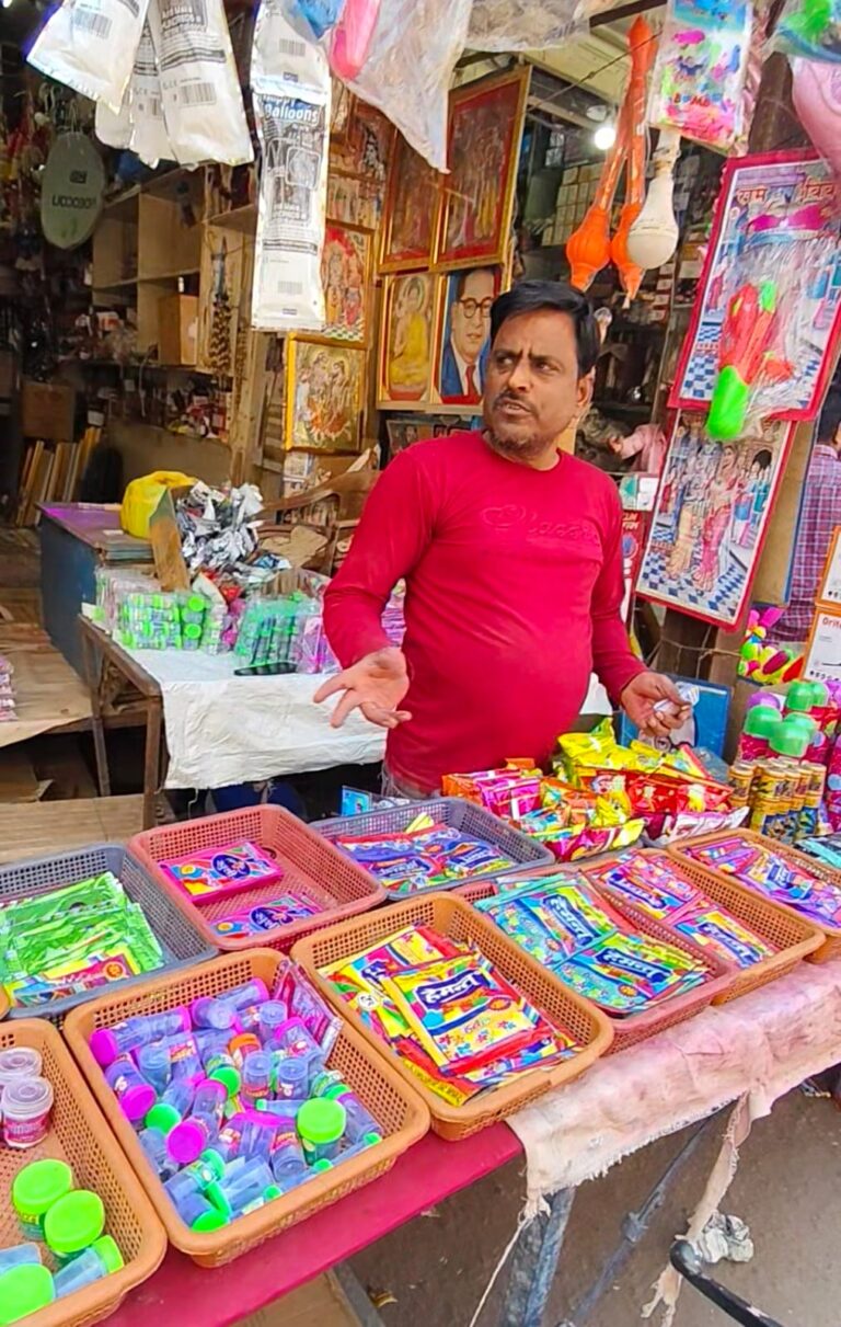 रात में हुआ होलिका दहन, सुबह से असमंजस में लोग, सभी निकले होली वाले कपड़े पहनकर, माथे पर गुलाल तक नहीं