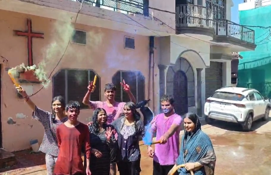 होली में हर तरफ उड़ा रंग-गुलाल, कलेक्टर भी बने सिंगर, सड़कों पर पड़े मिले फटे कपड़े