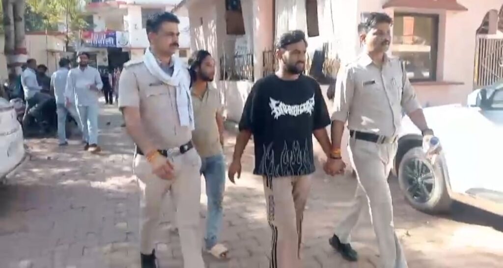 बीच बाजार हीरो बनने के फेर में परिवार को पीटा, कोतवाली पुलिस ने एक आरोपी दबोचकर निकाला जुलूस